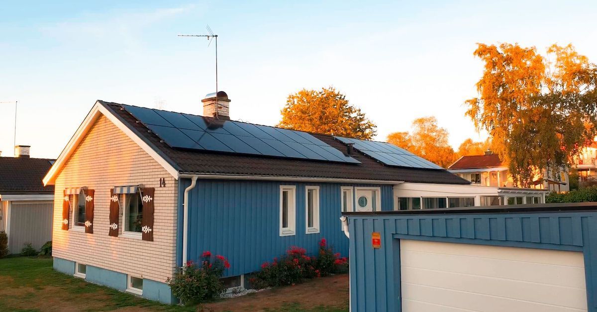 Solpaneler på tak.