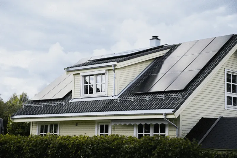 närbild över villa med solpaneler på taket