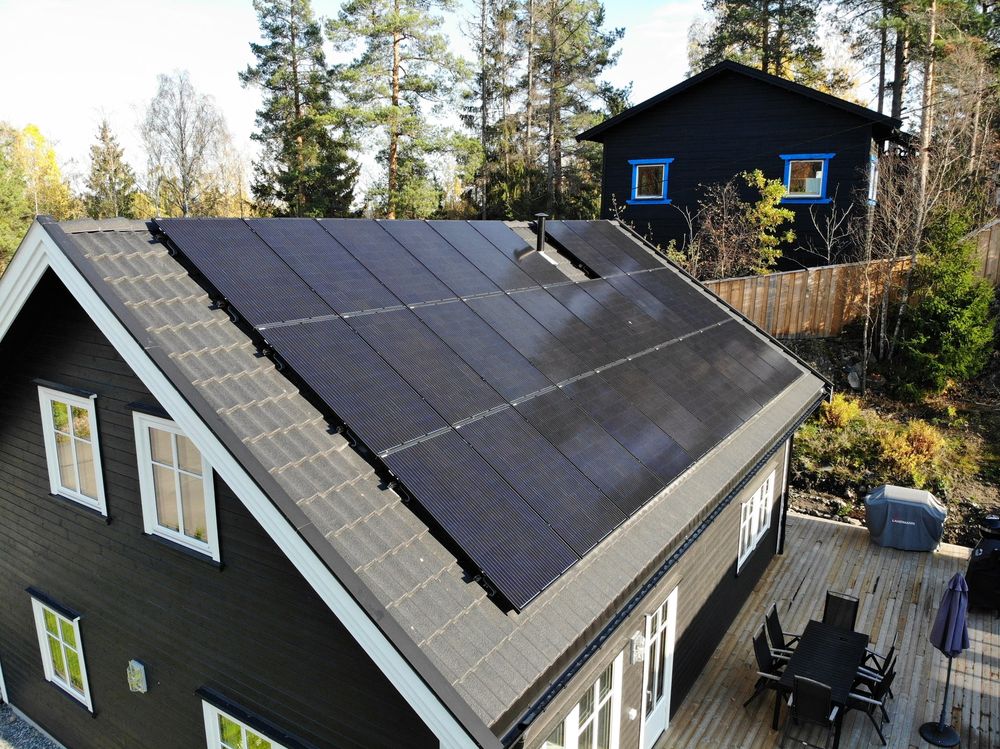 Hus med 29 solpaneler på taket